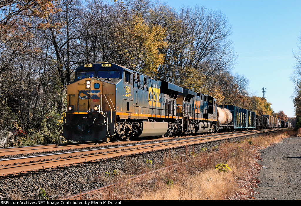 CSX 864 on M-403